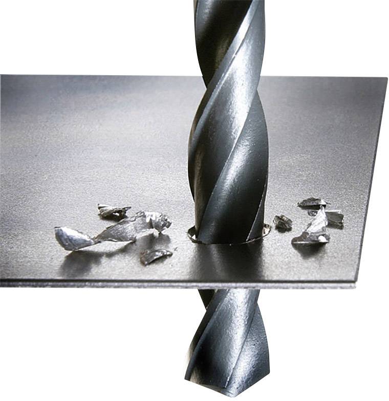 Ein Bohrer bohrt durch ein Metallblech, umgeben von Metallspänen. Der Bohrer ist fast vollständig hindurchgegangen und späne liegen um das Loch.
