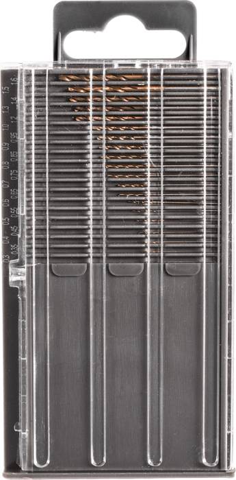 Plastikbox mit vielen dünnen Nadeln, vertikal platziert. Nadeln sind gleichmäßig verteilt.