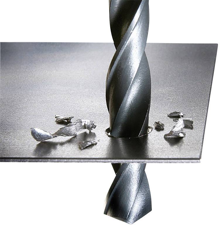 Ein Metallbohrer durchbohrt ein dünnes Metallblech, umgeben von Metallspänen.