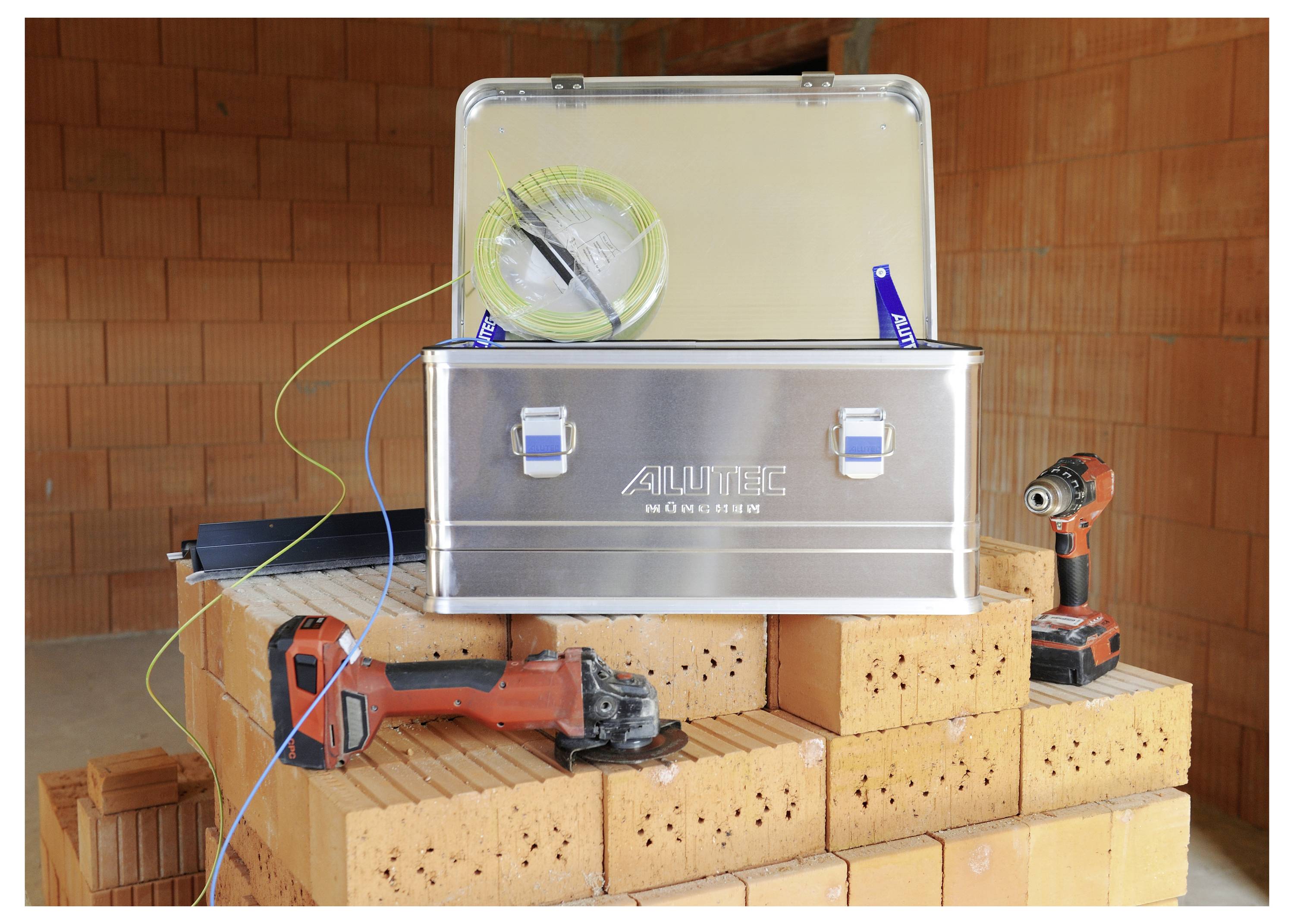 Eine offene Metalllagerkiste mit dem Label 