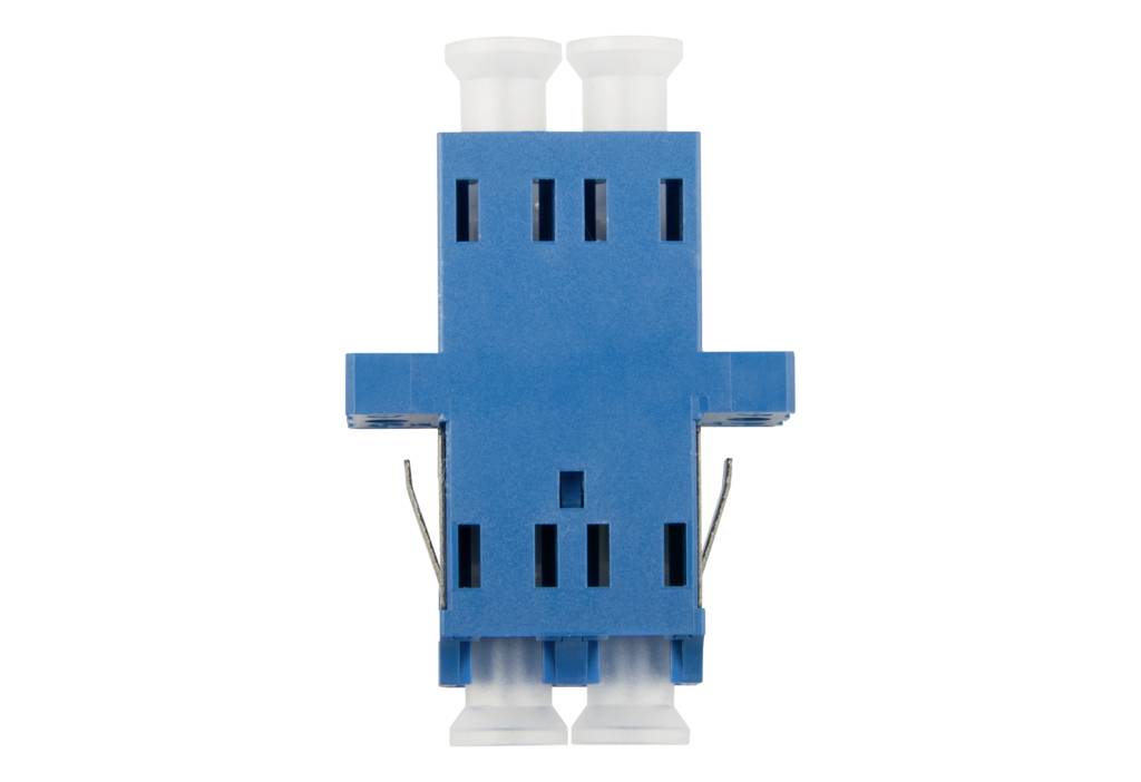 Ein blauer Kunststoffadapter mit vier rechteckigen Ausschnitten und zwei weißen Anschlüssen oben, wird zur Verbindung von Glasfaserkabeln verwendet.