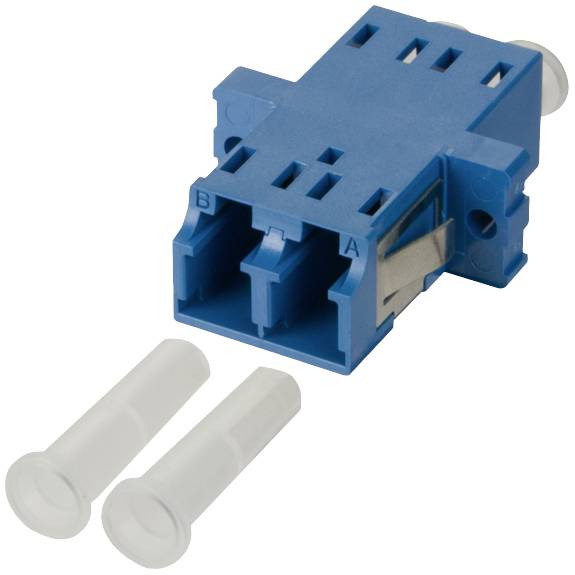 Blaues SC-Duplex-Adaptergehäuse mit zwei Steckplätzen, daneben zwei weiße Staubschutzkappen. Vordere Ansicht.