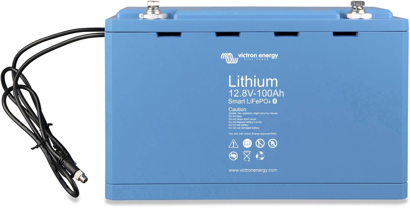 Blaue Lithium-Ionen-Batterie mit 12,8V und 100Ah. Markierung zeigt 'Victron Energy' und Sicherheitshinweise. Kabel an der Seite.