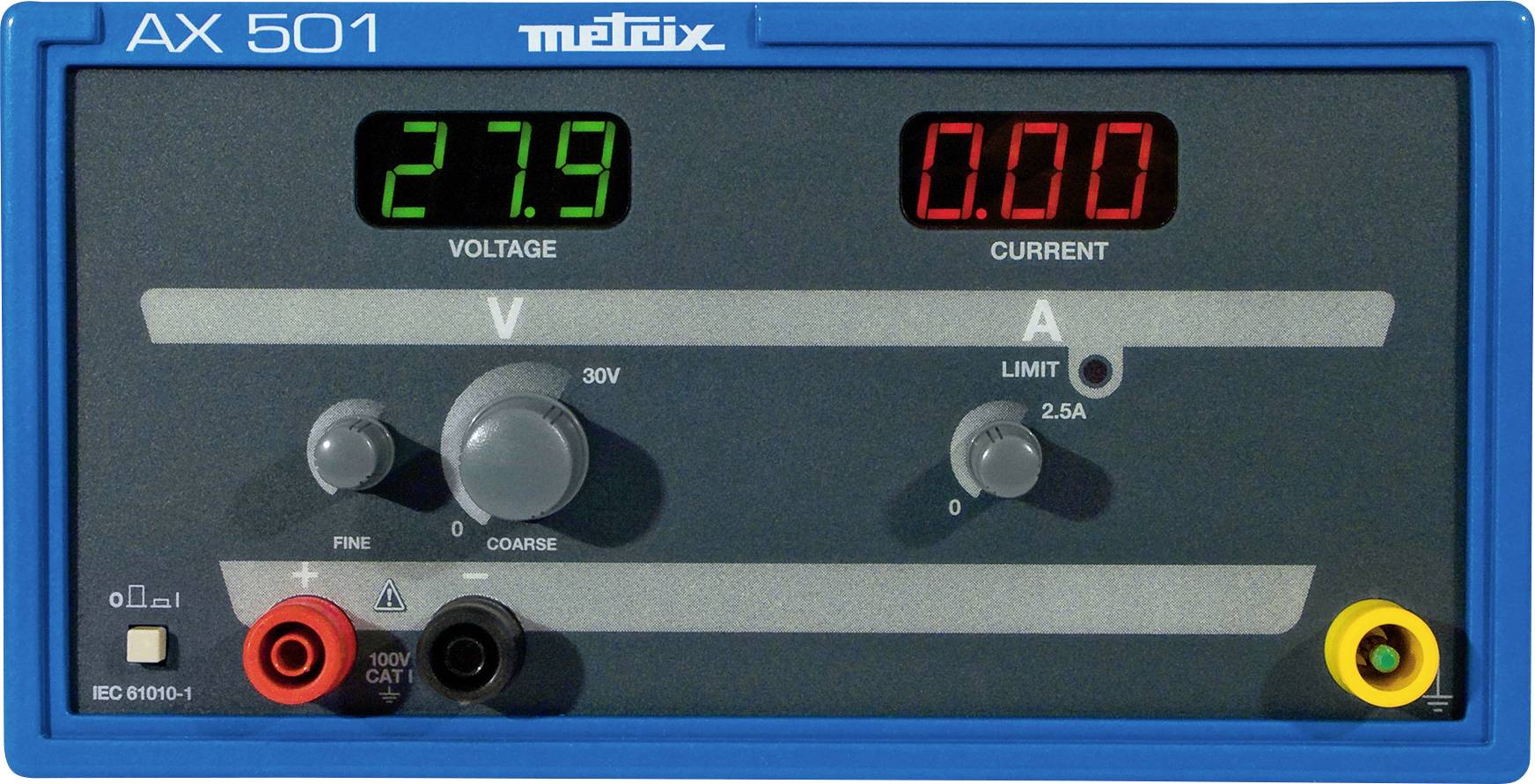 Ein Netzgerät mit digitaler Anzeige zeigt 27,9 Volt Spannung und 0,00 Ampere Stromstärke. Vier Anschlussbuchsen sind sichtbar.