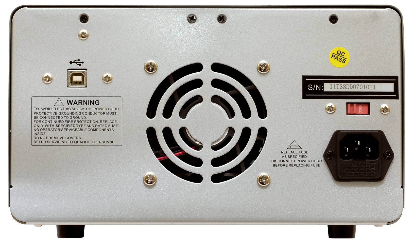 Die Rückseite eines elektrischen Geräts mit einem Lüfter in der Mitte, USB und Stromanschluss rechts, Warnhinweis oben links.