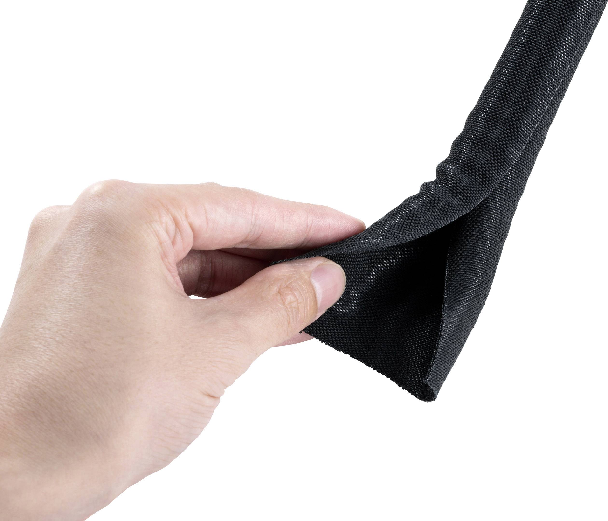 Eine Hand hält den Rand eines schwarzen, stoffähnlichen Materials, das wellenförmig gefaltet ist.