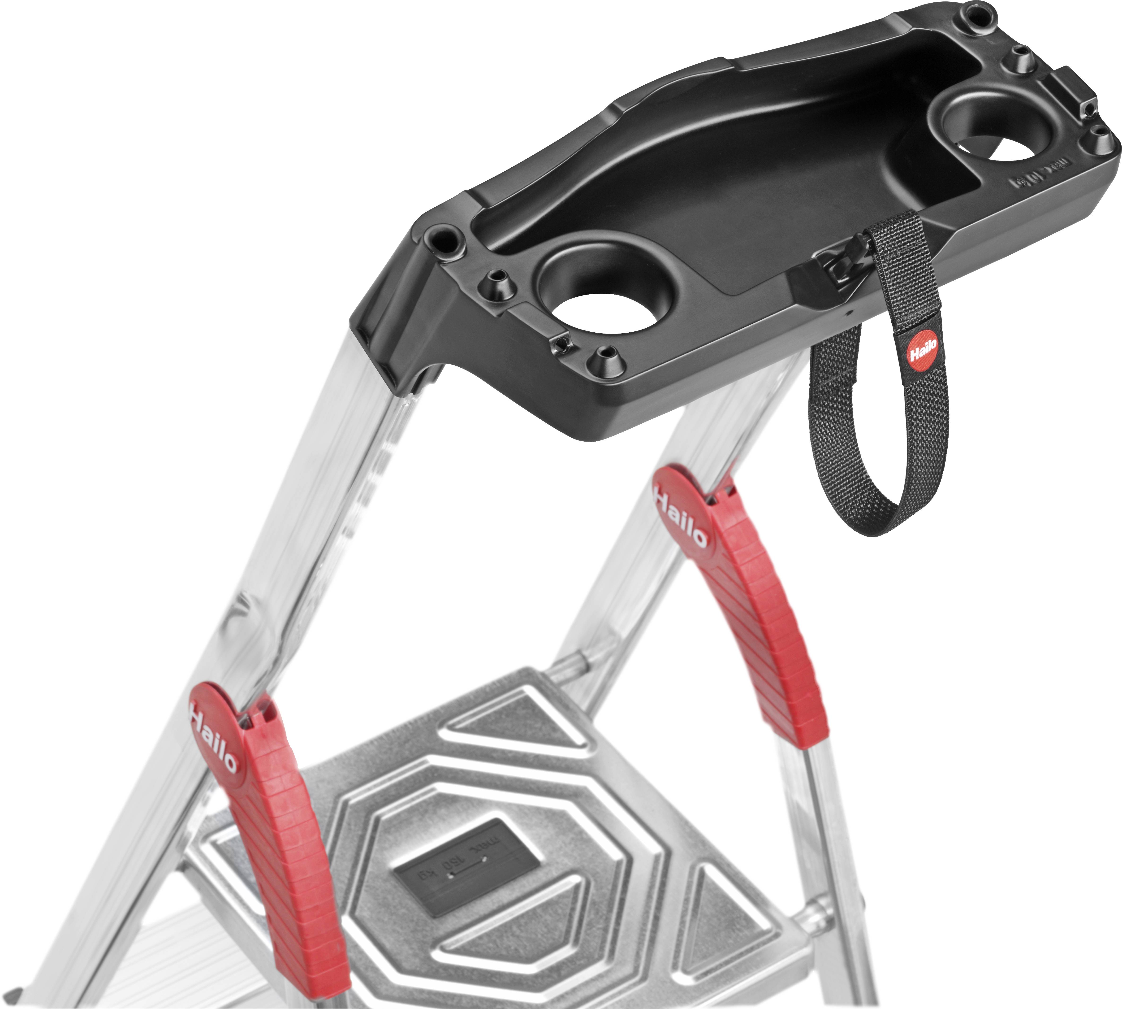 Eine Aluminium-Klapptrittleiter mit schwarzem Werkzeugfach und roten Details. Geeignet für Arbeiten in der Höhe, robust und stabil.