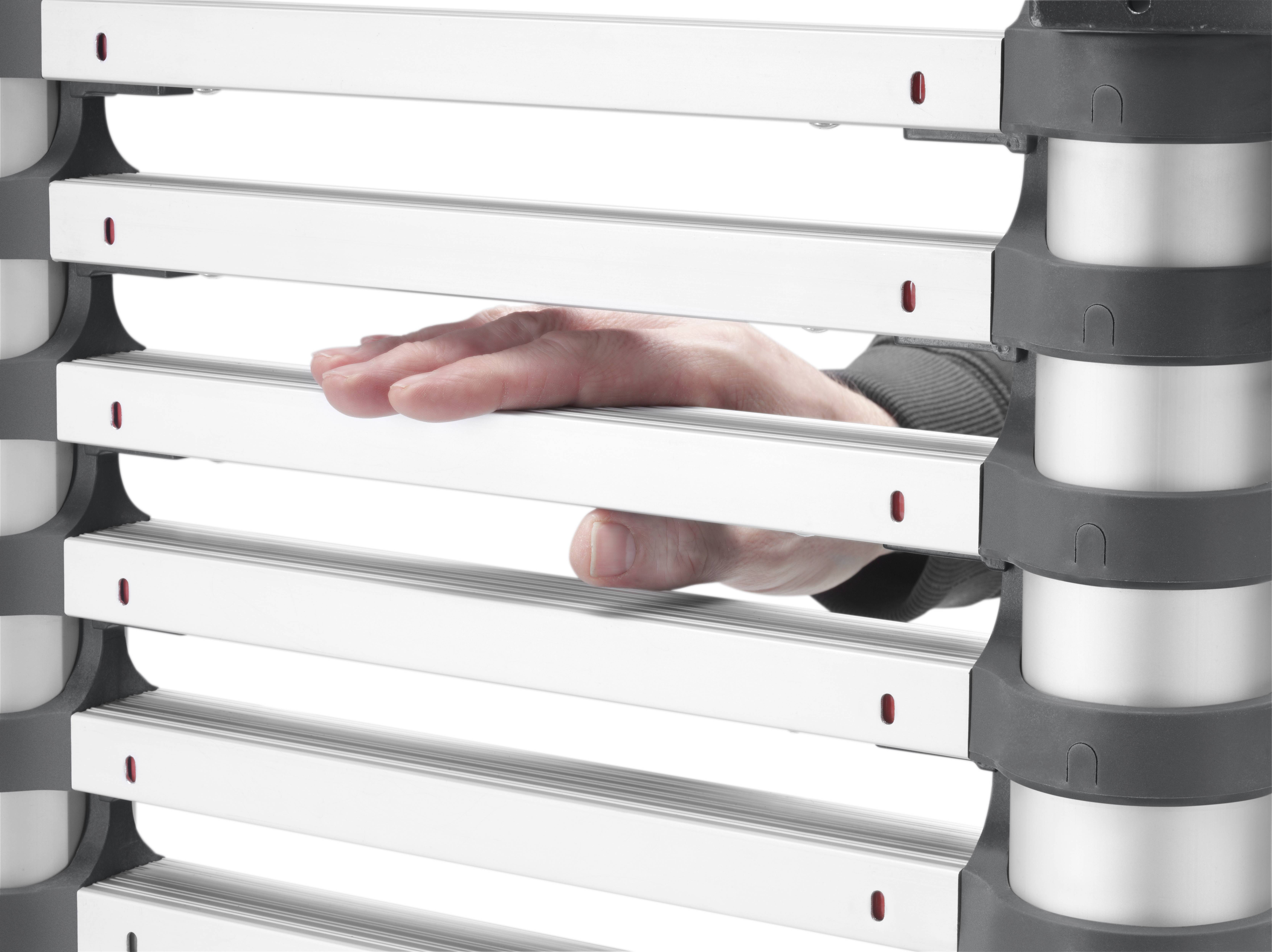 Eine Hand schiebt eine Aluminiumleiterstufe ein, um die Höhe der Leiter anzupassen, zeigt die Flexibilität der Leiterkonstruktion.