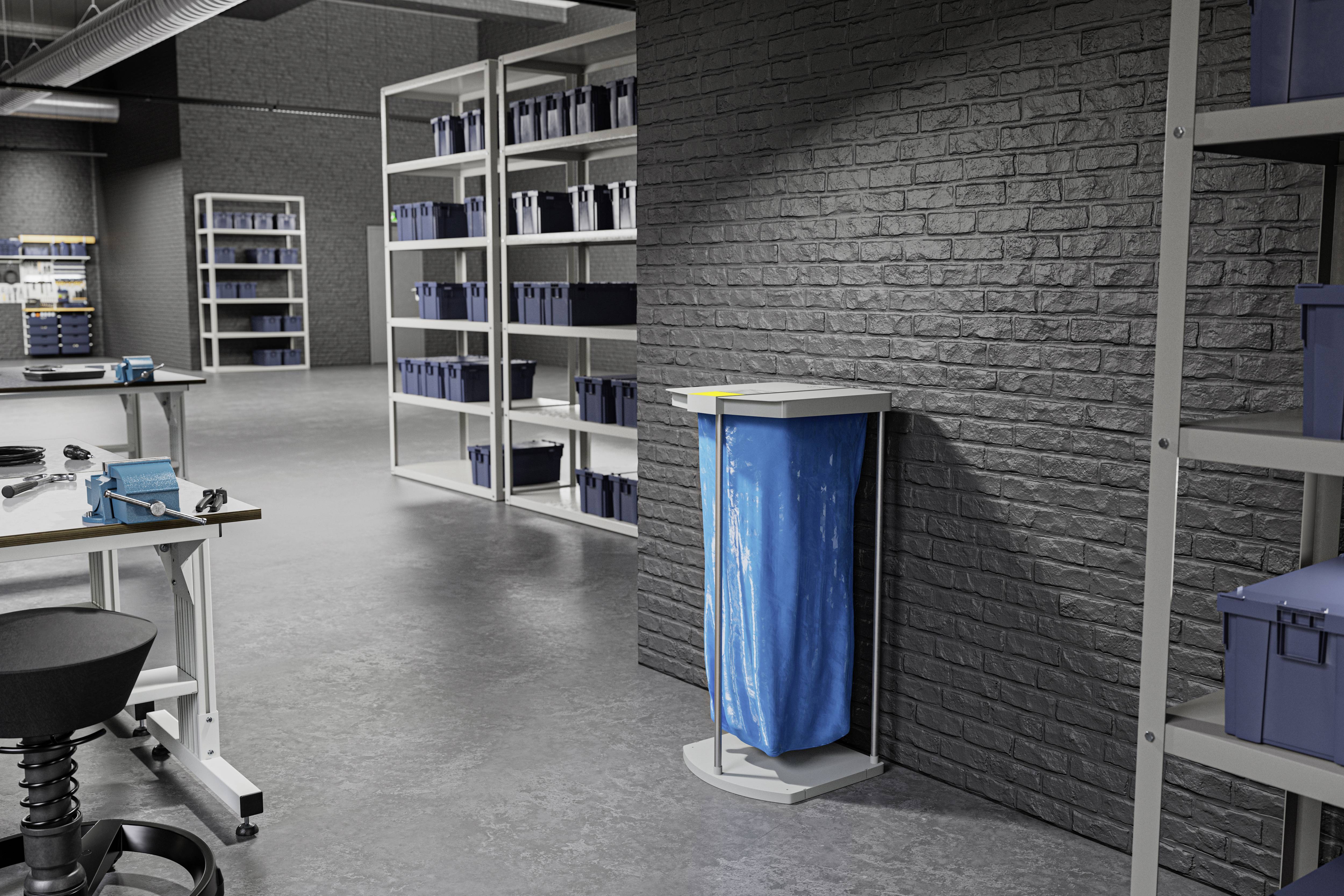 Großer, moderner Lagerraum mit grauen Wänden. Regale voller blauer Boxen. Ein Mülleimer mit blauem Sack steht an der Wand.