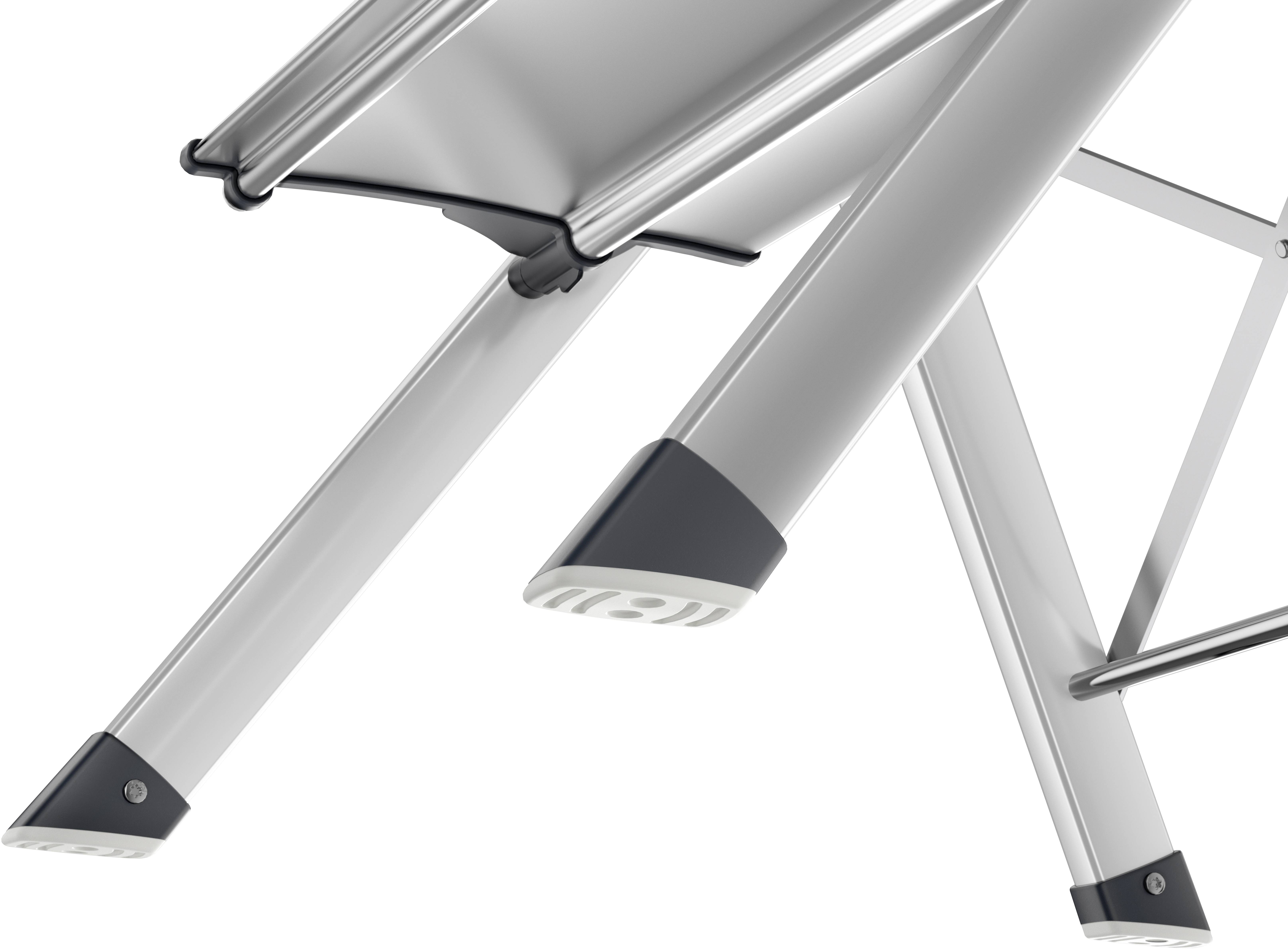 Nahaufnahme von silbernen Tischbeinen mit schwarzen Gummikappen. Modernes Design mit Kanten und Verstrebungen sichtbar.