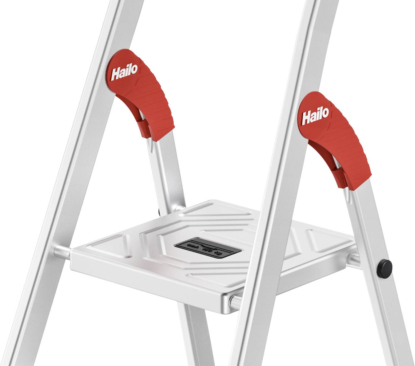 Eine silberne Metallleiter mit roten Griffen und dem Logo 'Hailo'. Sie hat breite Stufen für sicheren Stand. Ideal für Haushaltsarbeiten.