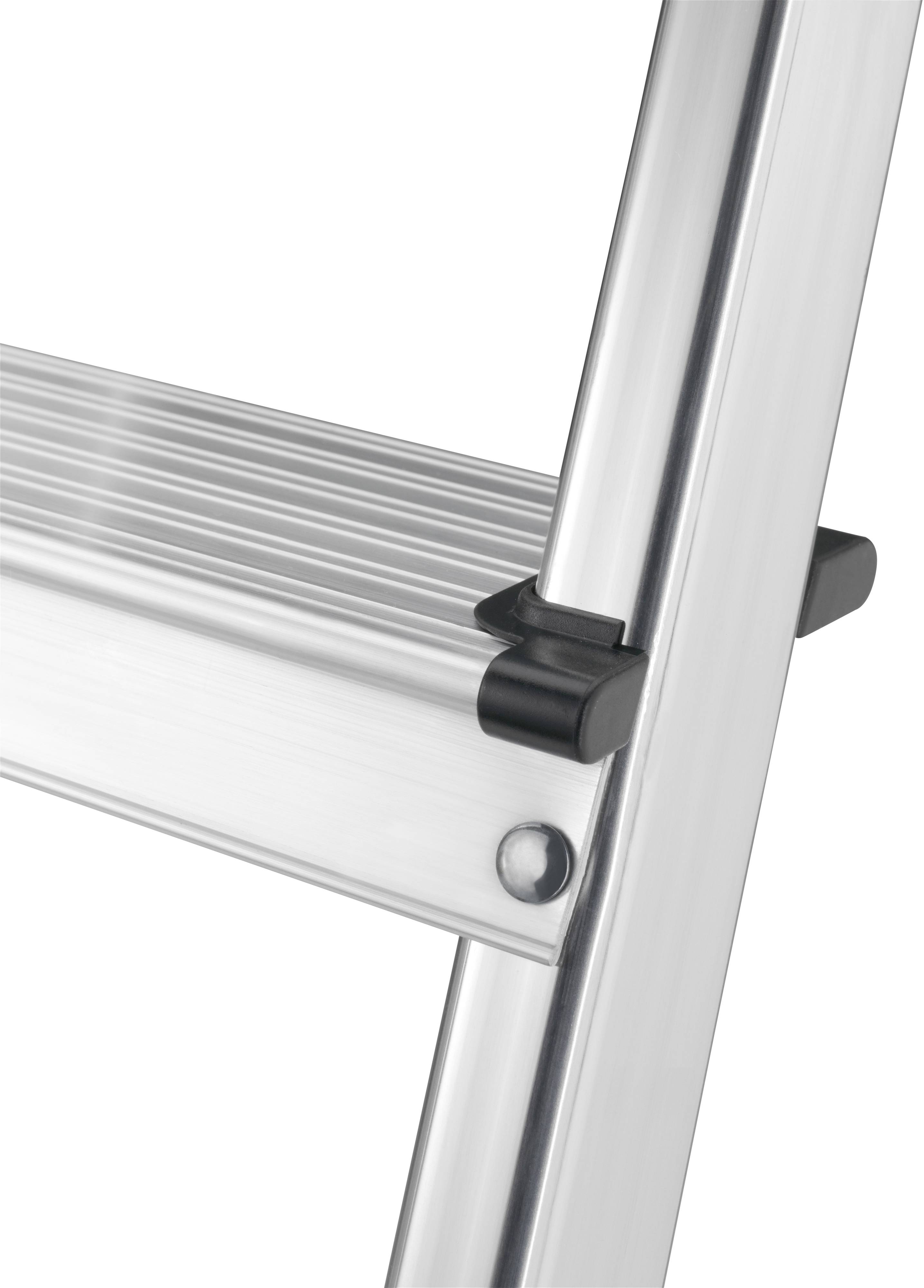 Aluminiumleiter mit geriffelter Stufe und seitlichen Sicherheitskappen, Teilansicht der stabilen Bauweise.