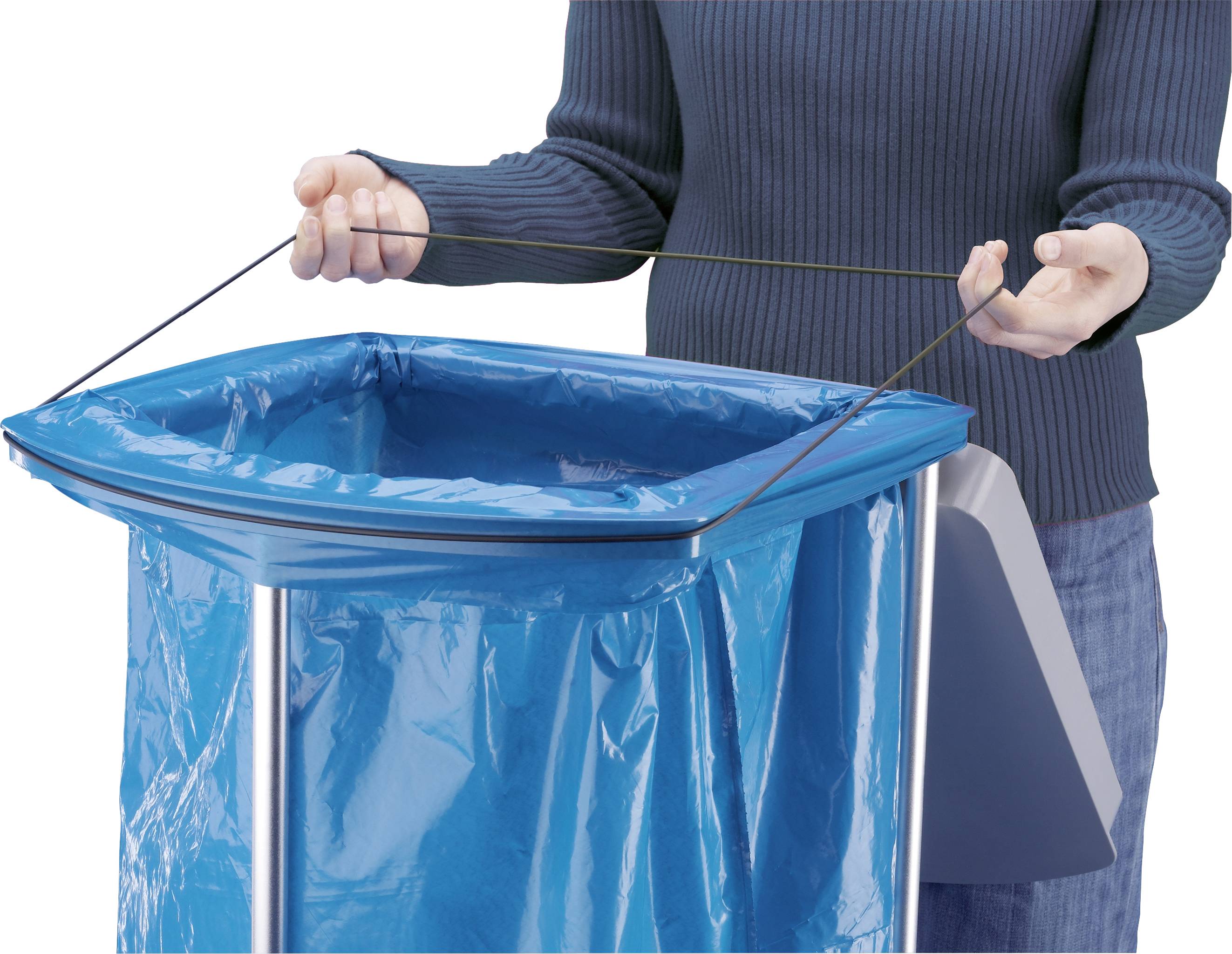 Person bindet einen blauen Müllbeutel an einem Rahmen fest.