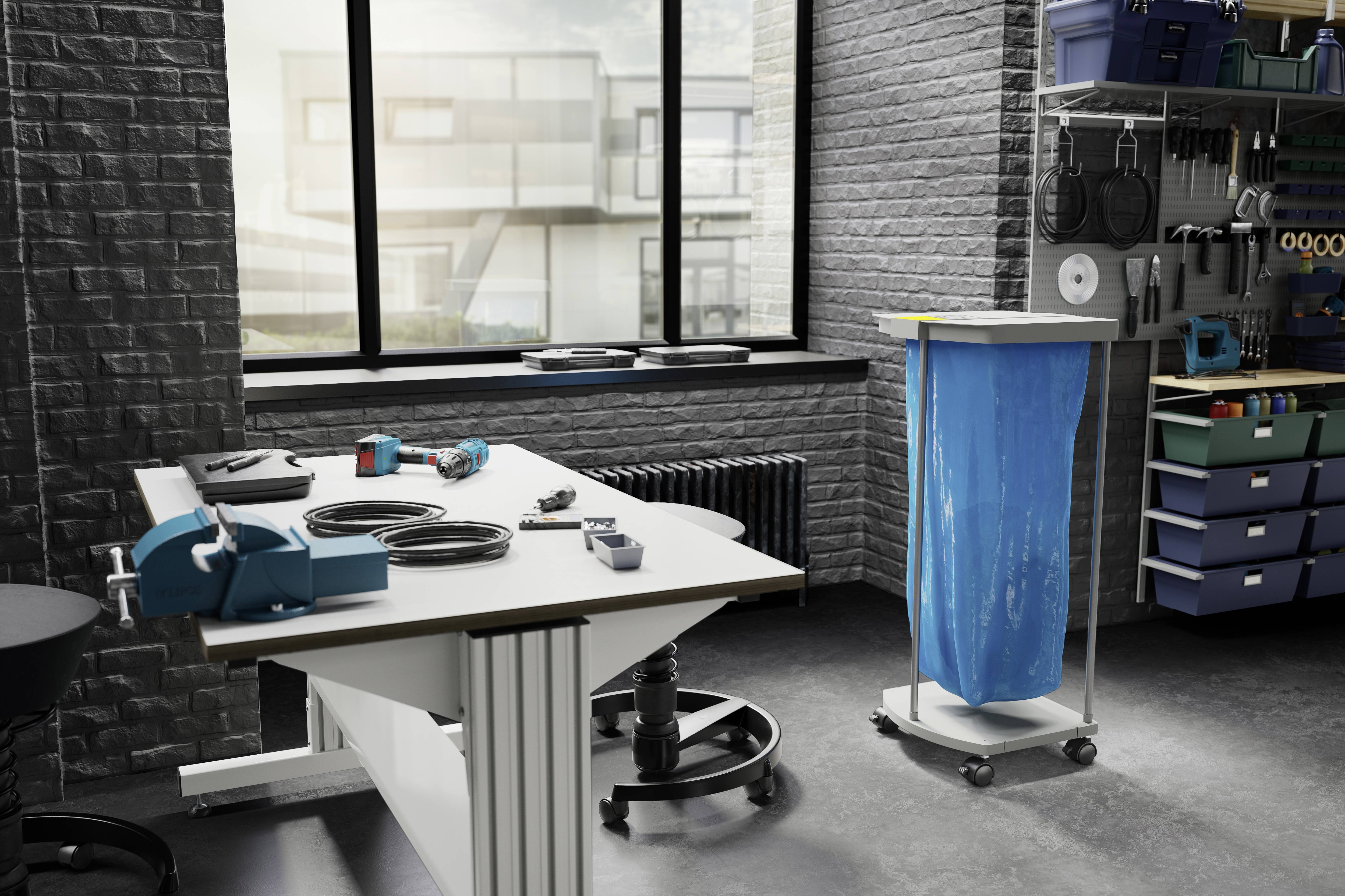 Werkstatt mit einem Tisch voller Werkzeuge, ein blauer Müllsack auf einem Gestell, Fenster im Hintergrund, Regale mit Werkzeugen an der Wand.