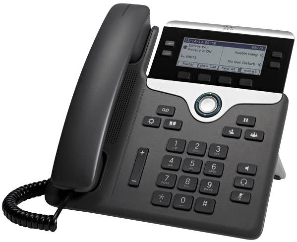 Ein modernes Bürotelefon mit Tastenfeld und Display, das Anrufe, Nachrichten und Kontakte anzeigt. Links ein Telefonhörer.