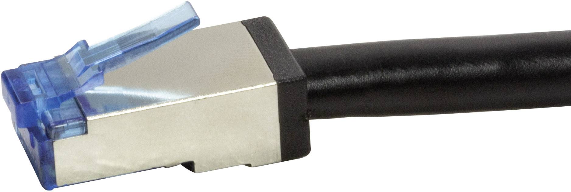 Nahaufnahme eines RJ45-Steckers mit schwarzem Kabel. Der Stecker hat eine blaue Schutzkappe und wird für Ethernet-Verbindungen genutzt.