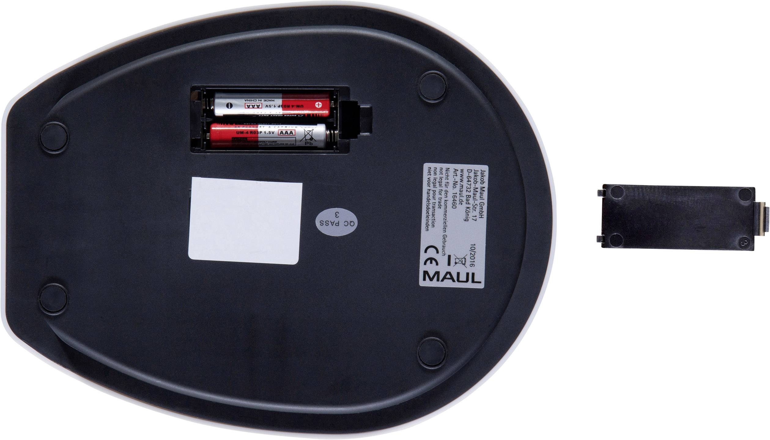 Die Unterseite einer schwarzen Computermaus mit offenem Batteriefach zeigt zwei AA-Batterien. Rechts liegt die entfernte Abdeckung.