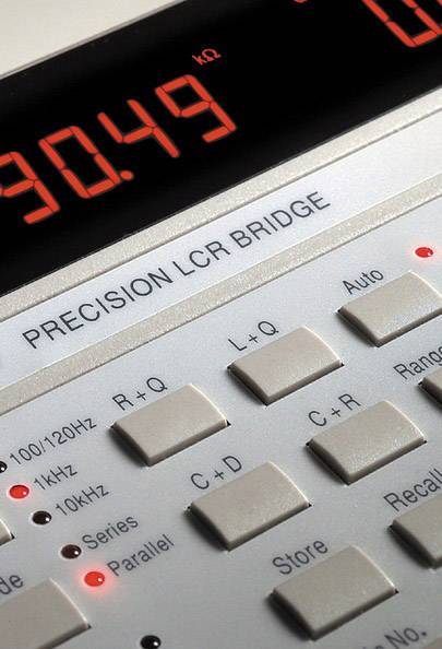 Ein Präzisions-LCR-Messgerät mit digitaler Anzeige, zeigt Messwert an. Details zur Tastenbeschriftung und Einstellungsmöglichkeiten sichtbar.