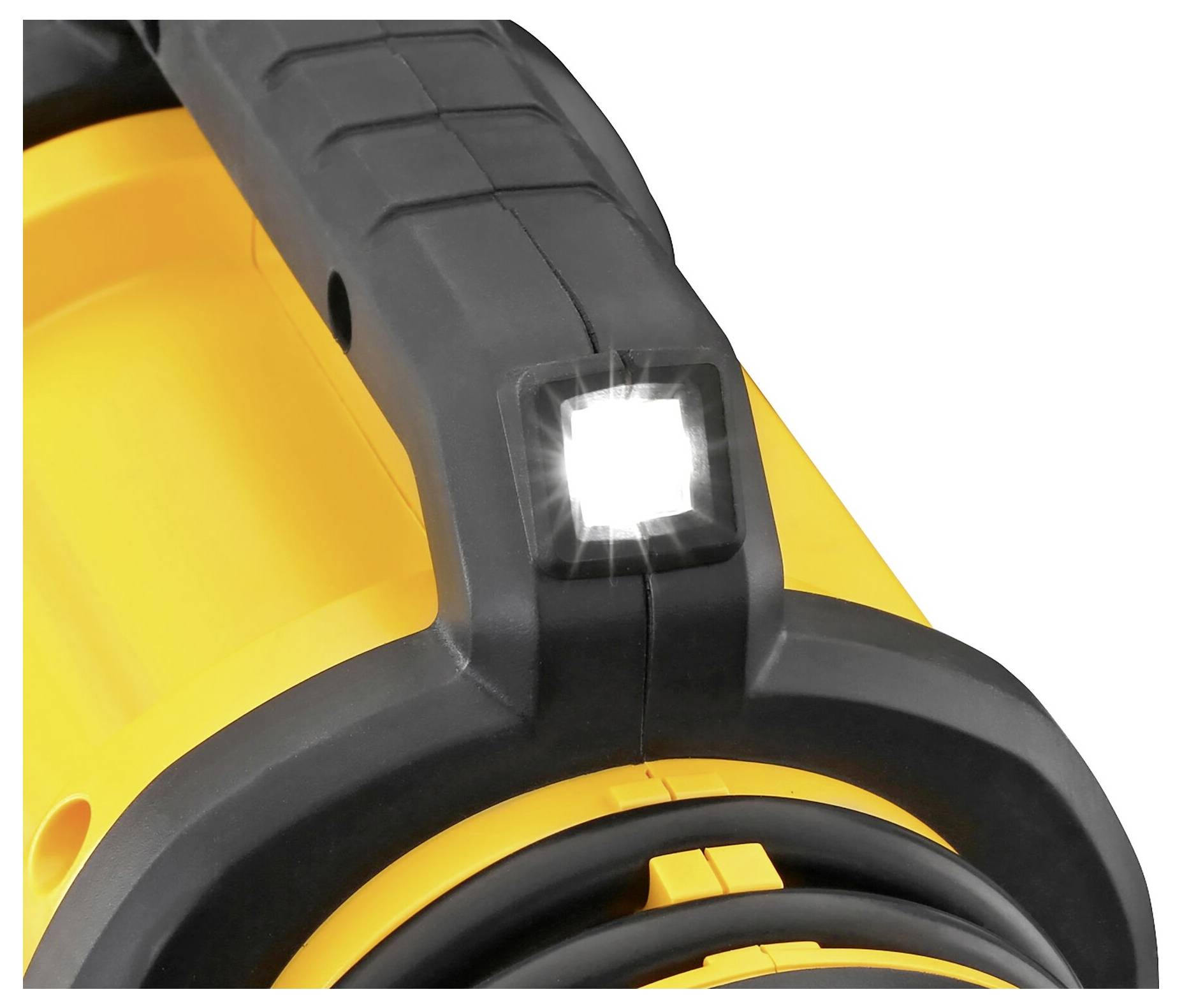 Ein gelber Baustrahler wird aus der Nähe gezeigt, der vordere weiße LED-Licht strahlt hell. Das Gerät ist kompakt und robust.