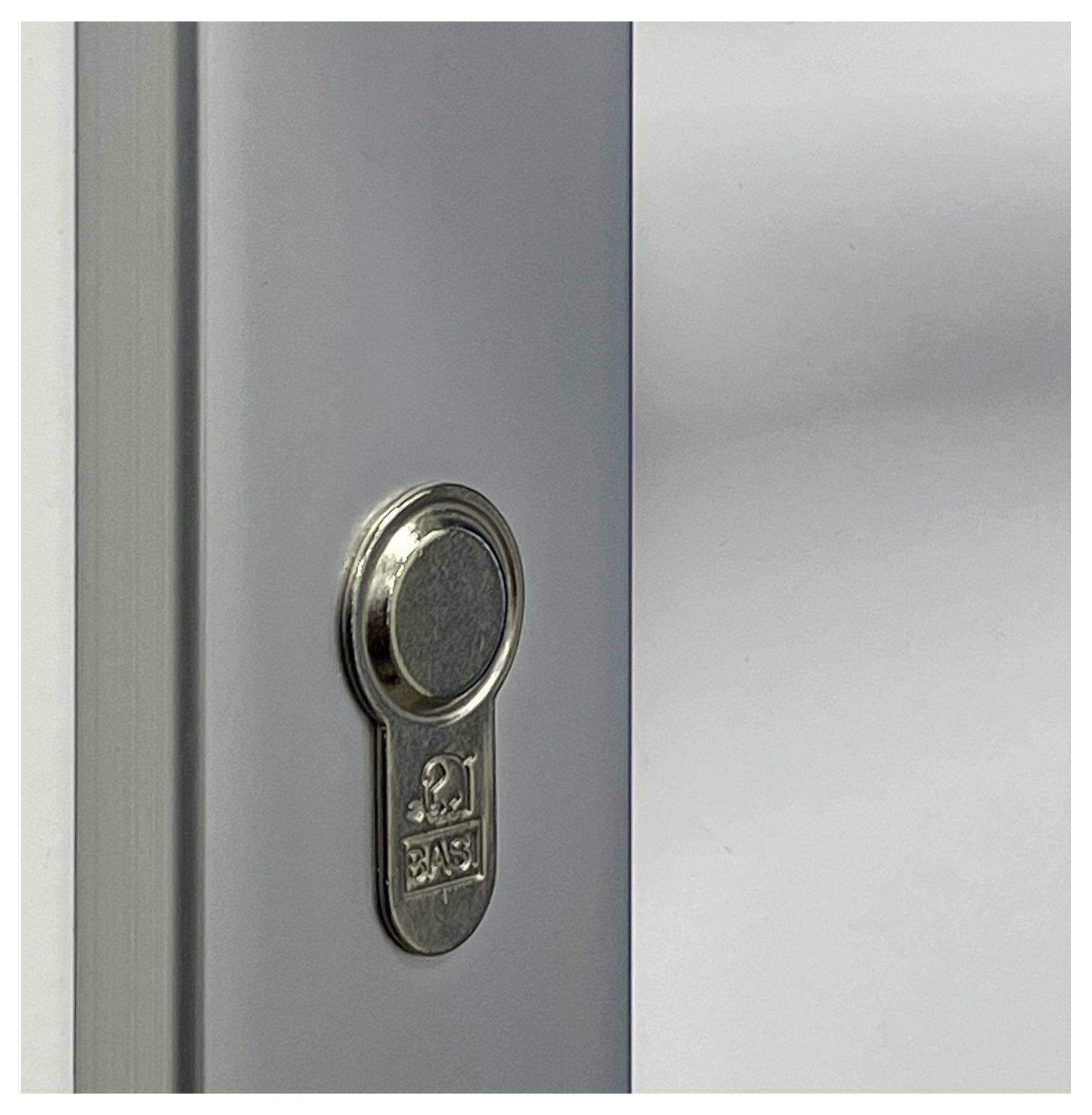 Ein silberner Metallschlosszylinder an einer grauen Tür mit einem runden Schlüsselloch und Markenlogo