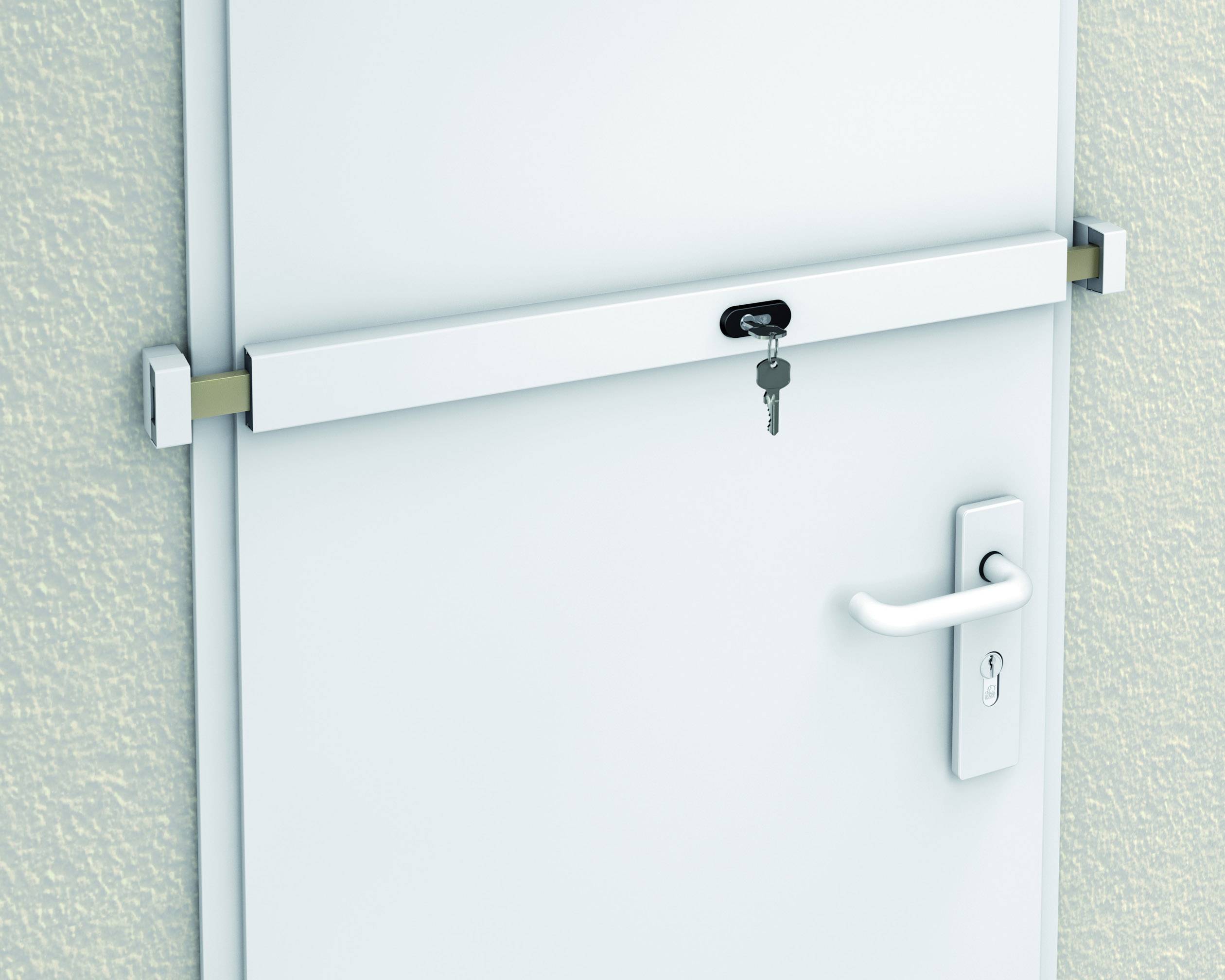 Tür mit Sicherheitsriegel und Schloss, Schlüssel steckt. Die Tür ist weiß und hat einen silbernen Türgriff.