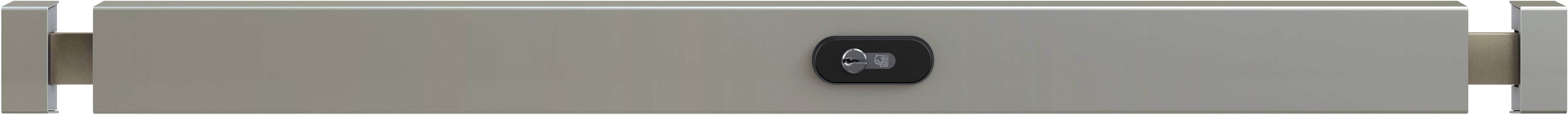 Eine lange, rechteckige, silberne Metallleiste mit einem schwarzen Knopf in der Mitte.