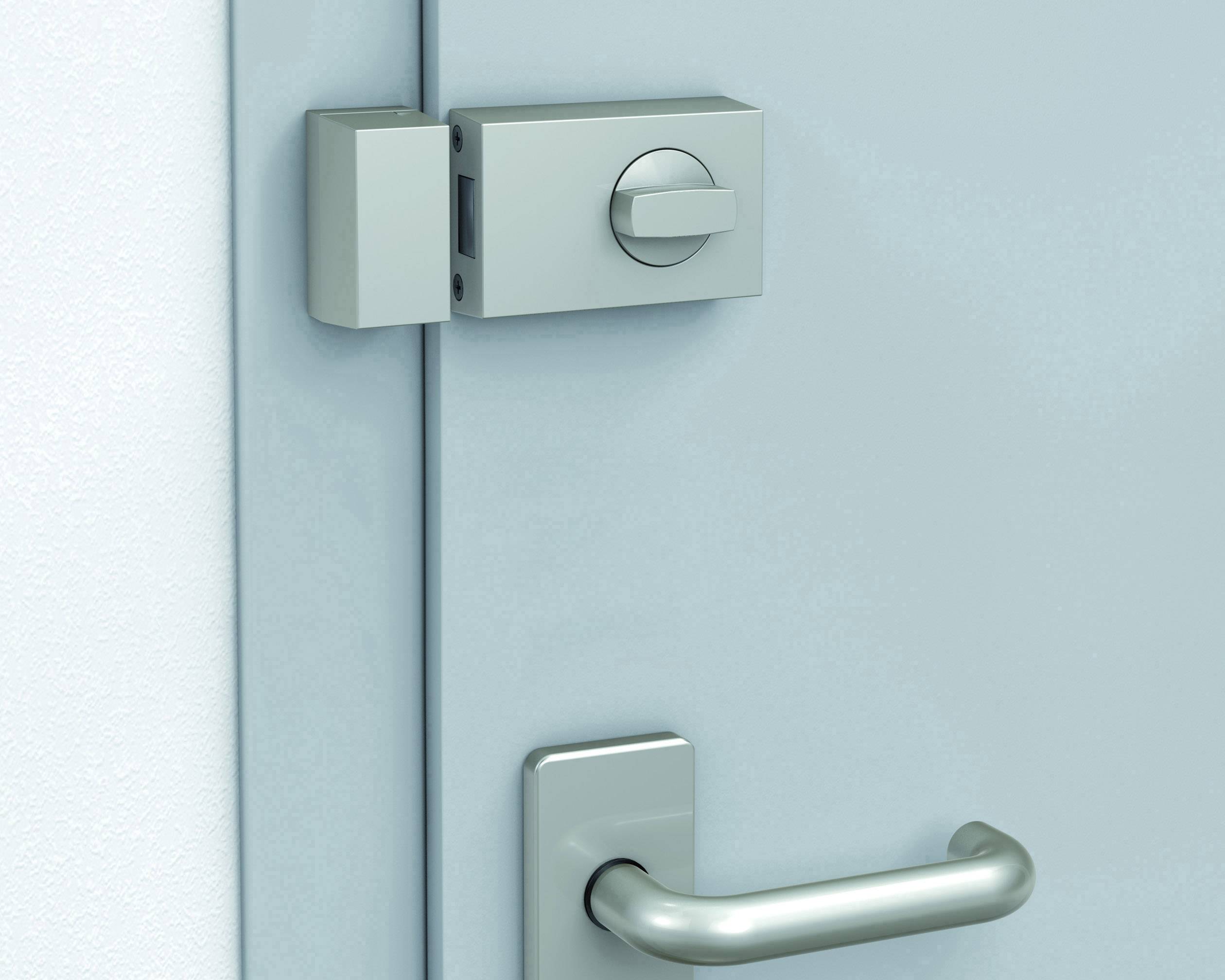 Eine hellblaue Tür mit einem modernen Türschloss und einem silbernen Türgriff. Die Tür ist leicht geöffnet und zeigt das Schließsystem.
