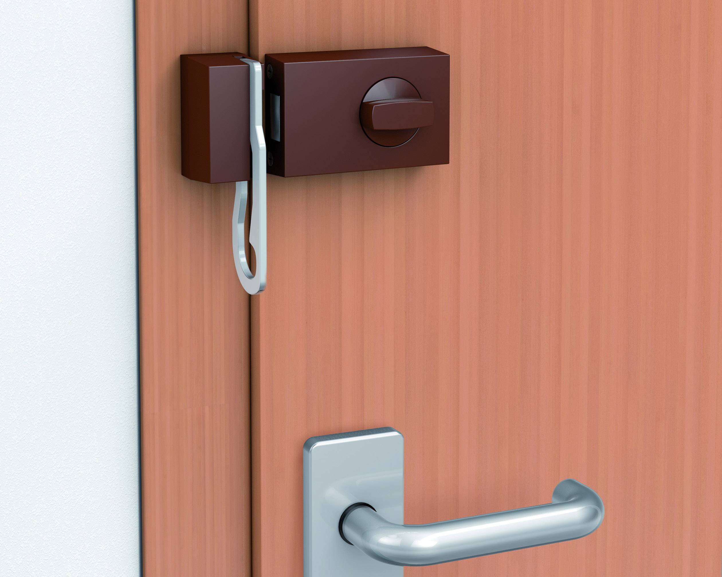 Nahaufnahme eines Holztürs mit modernem Sicherheitsriegel und silberfarbenem Türgriff.