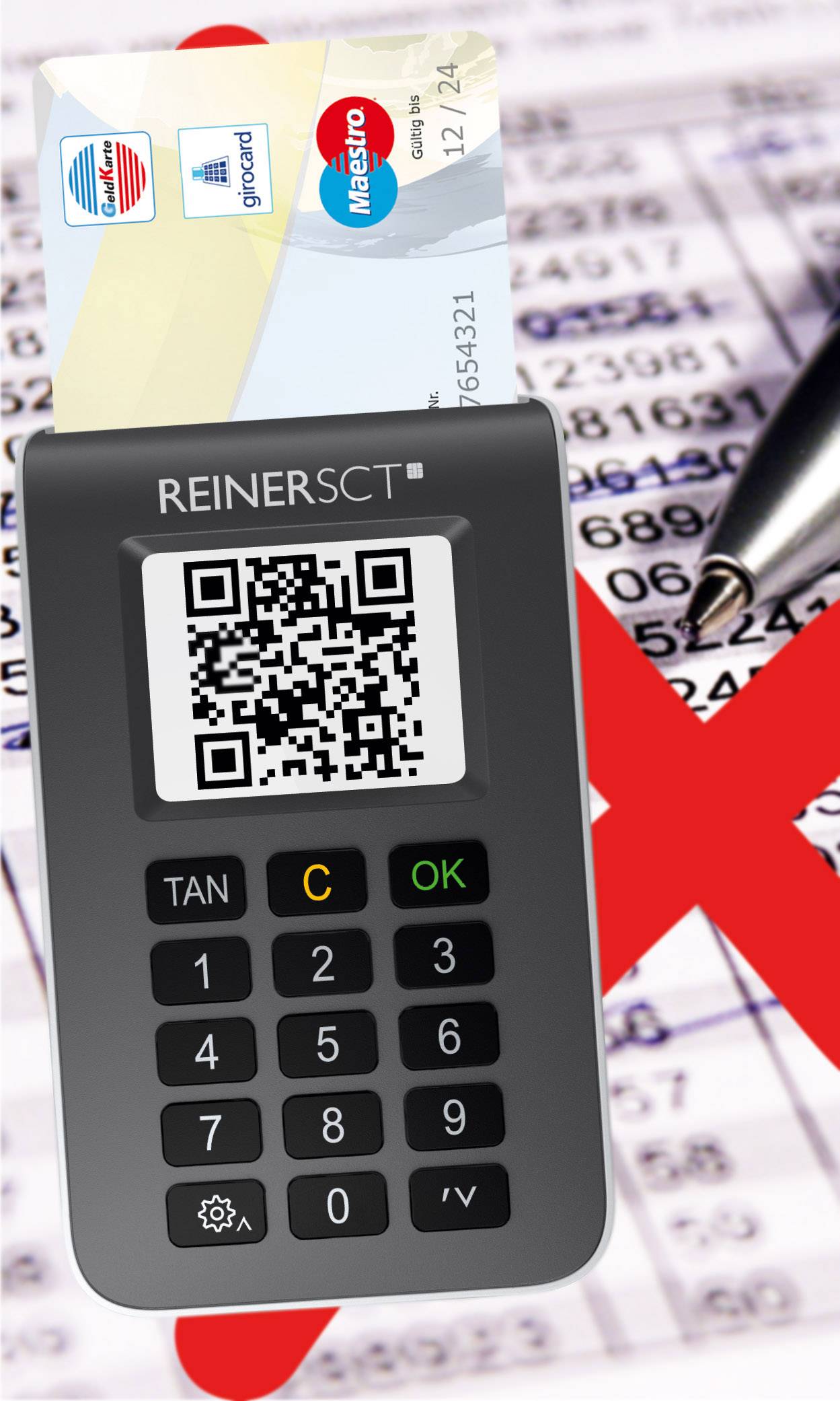 Ein Kartenlesegerät mit einer eingesteckten Bankkarte zeigt einen QR-Code. Im Hintergrund ist ein Kalenderblatt mit einem roten 'X'.