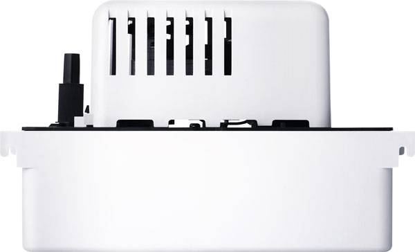 Ein weißer, kompakter Pumpenbehälter mit schwarzen Lüftungsschlitzen und einer schwarzen Anschlussöffnung. Geeignet für Klimaanlagen.