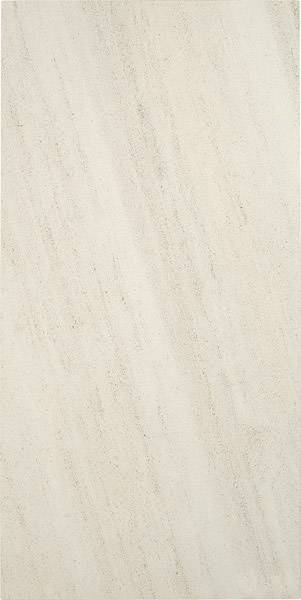 Beige-weiße Marmorfliese mit subtilen, diagonalen Streifenmuster. Ideal für Boden- oder Wandgestaltung. Glatte, polierte Oberfläche.