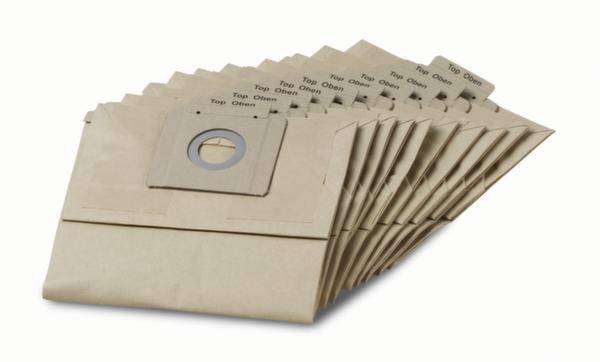 Achtzehn Staubsaugerbeutel in einer gestaffelten Reihe, aus braunem Papier mit runden Öffnungen zur Befestigung im Gerät.