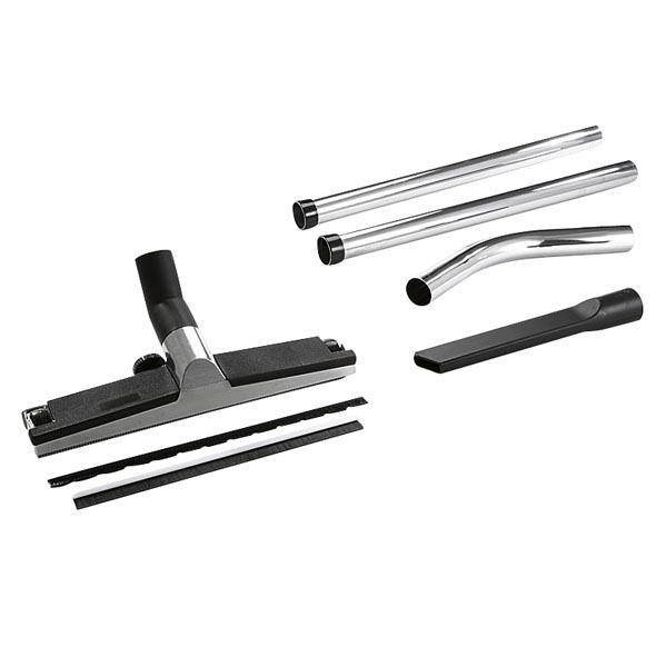 Ein Set aus Staubsaugerzubehör, einschließlich eines Bodendüsenaufsatzes, Rohrverlängerungen und schmaler Fugendüse aus Metall.