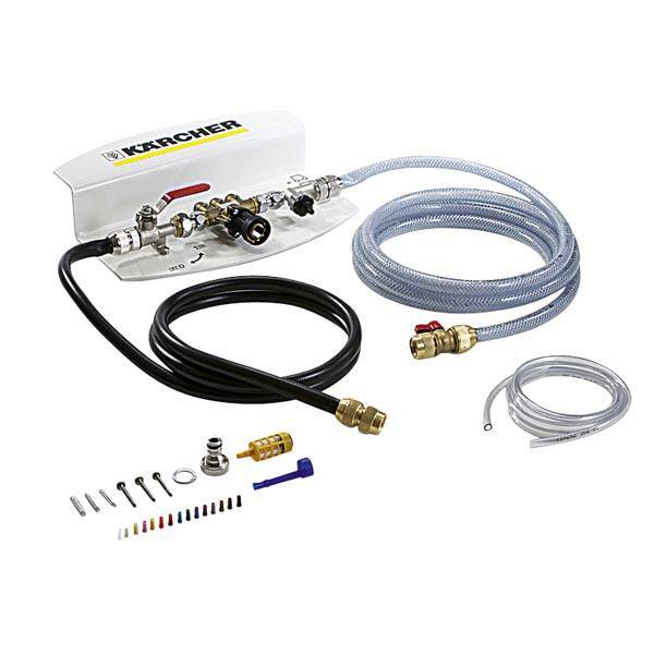 Produktbild eines Kärcher Reinigungssets mit Schläuchen, Düsen und Zubehörteilen, geeignet für Hochdruckreinigeranwendungen.