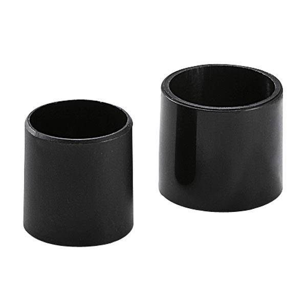Zwei schwarze, zylindrische Kunststoffhülsen nebeneinander auf weißem Hintergrund. Sie sind identisch in Form und Farbe.