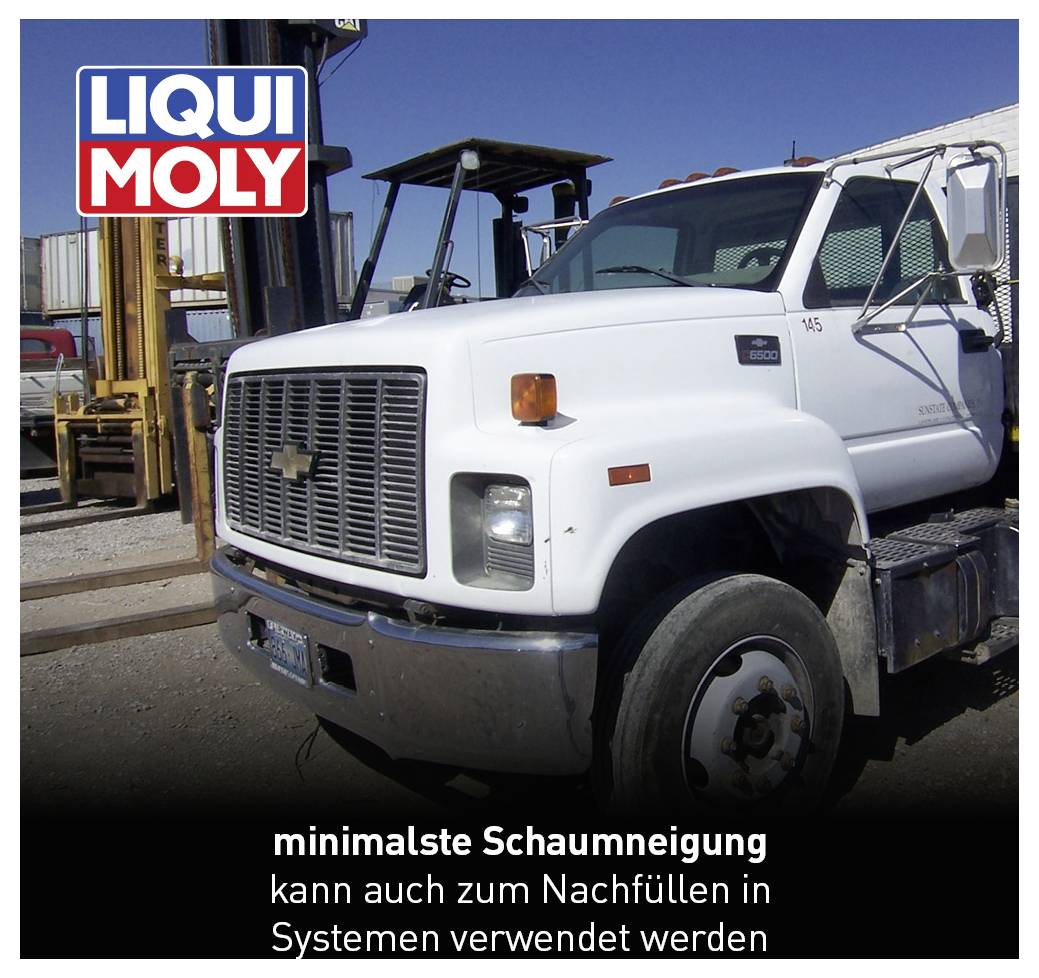 Ein weißer Lkw auf einem Industriegelände. Das Bild bewirbt ein Produkt von Liqui Moly mit der Eigenschaft 'minimalste Schaumbildung'.