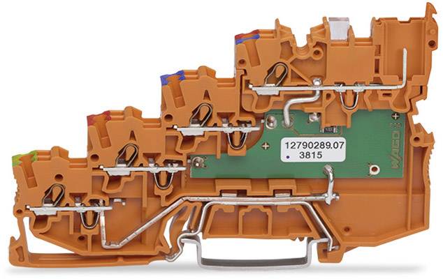 Orangener elektrischer Steckverbinder mit mehreren Klemmen und Metallverbindungen auf einer grünen Leiterplatte.
