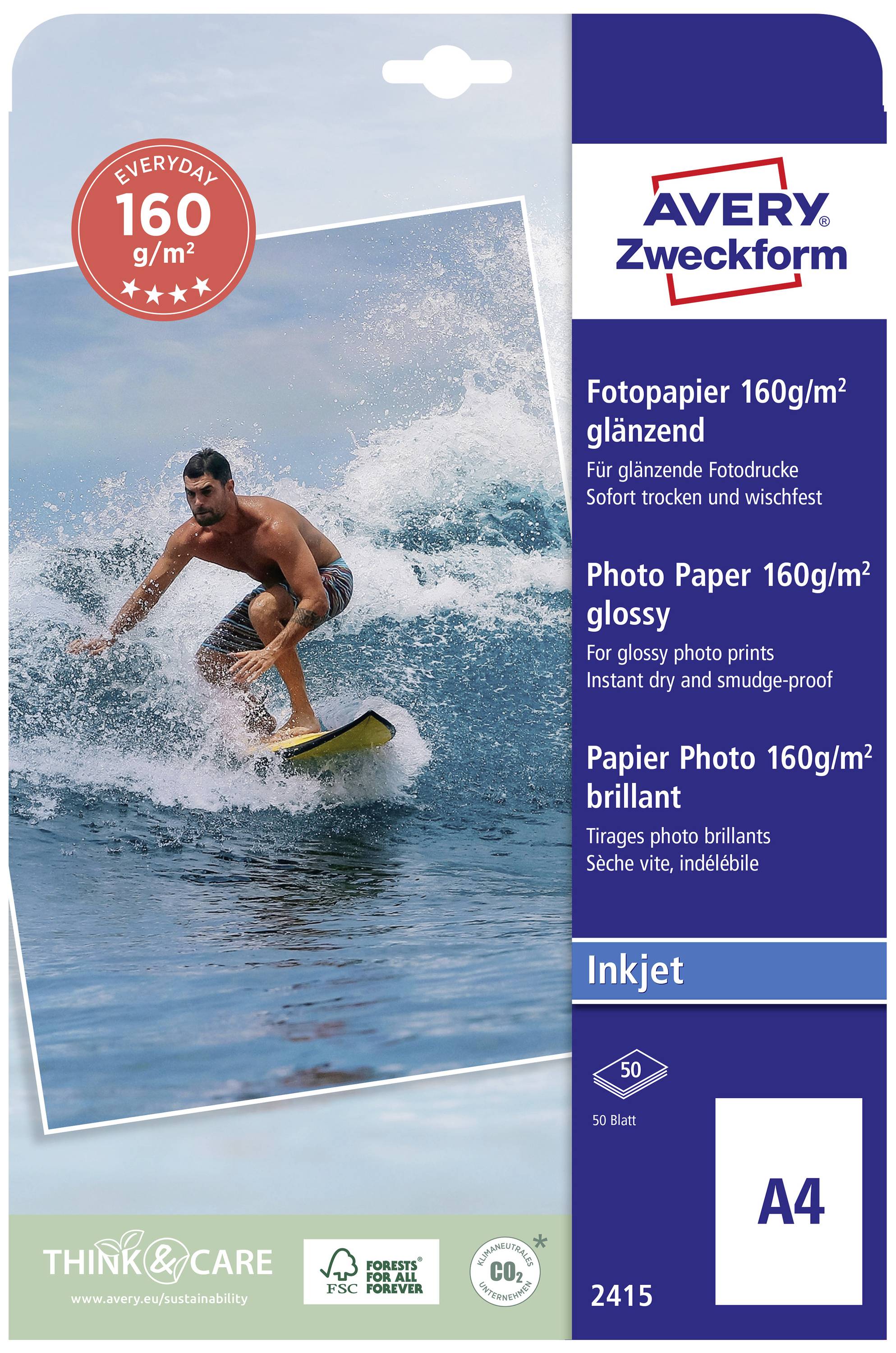 'Ein Mann surft auf einer Welle im Ozean.' Auf der Verpackung steht 'Fotopapier 160g/m² glänzend' von Avery Zweckform, geeignet für Tintenstrahldrucker, A4-Format, 50 Blatt.