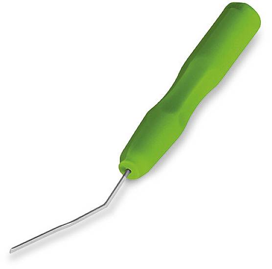 Ein grüner Fliesen-Fugenkratzer mit ergonomischem Griff und gebogener Metallklinge zum Entfernen von Mörtel oder Schmutz zwischen Fliesen.