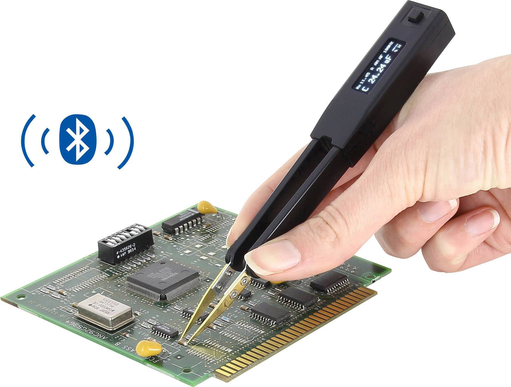 Eine Hand hält eine Pinzette mit Messfunktion und berührt eine Platine. Bluetooth-Symbol deutet auf kabellose Verbindung hin.