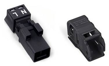 Zwei schwarze Stecker, der linke mit den Buchstaben N und L markiert, der rechte hat eine Abdeckung mit Clips zur Sicherung.