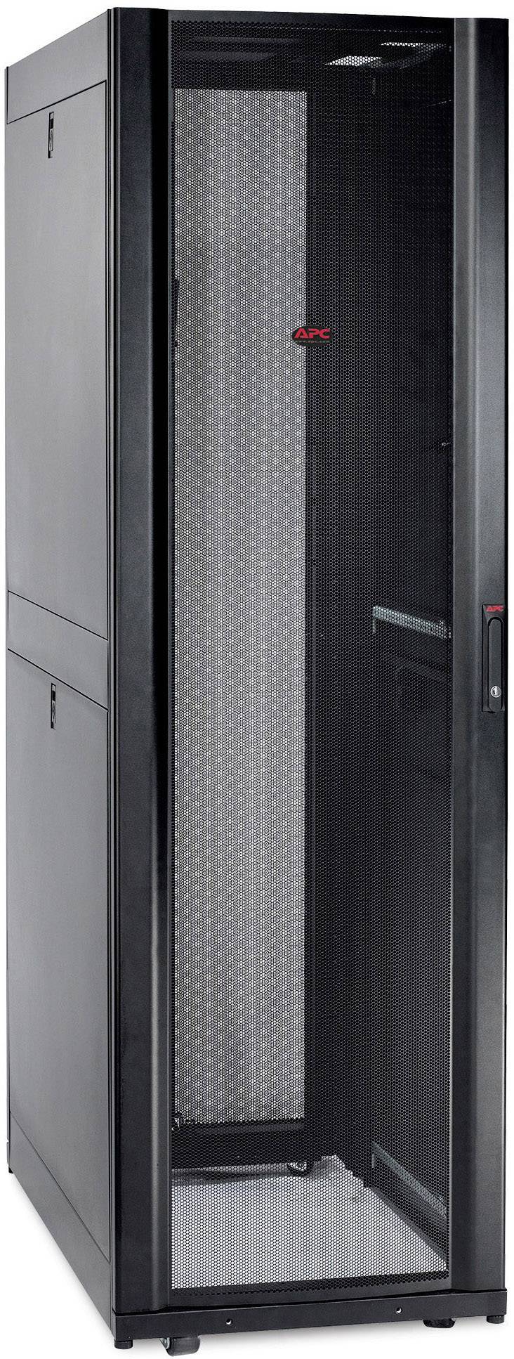 Schwarzer IT-Rackschrank von APC, stehend, mit durchlässiger Fronttür für Server und Netzwerke, geeignet für Rechenzentren.