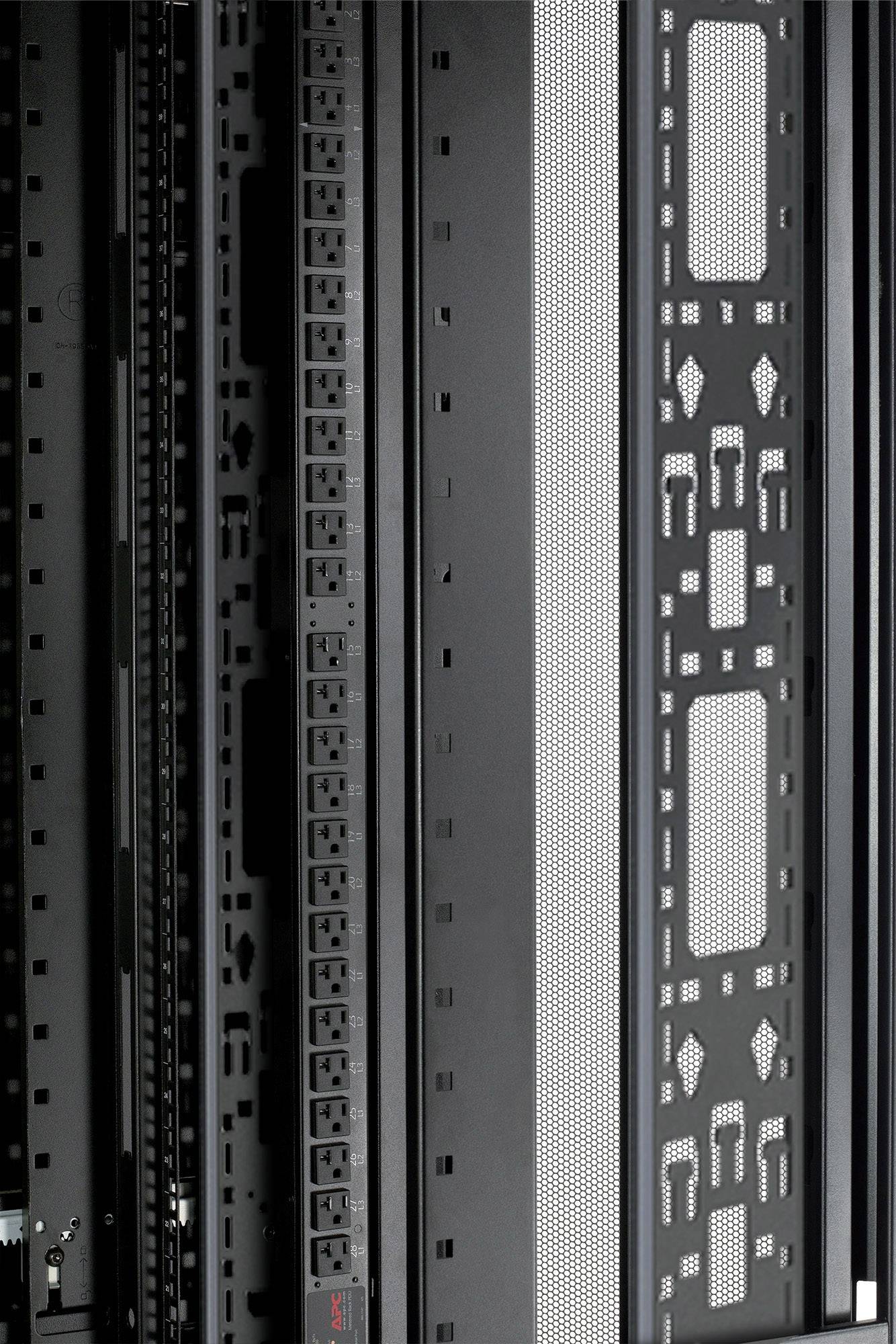 Blick auf einen Server-Schrank mit mehreren Steckdosenleisten und strukturierten Metallelementen, die den Luftstrom unterstützen.