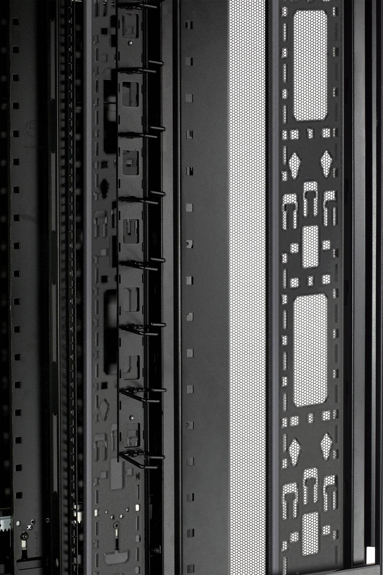Nahaufnahme eines leeren Serverracks mit perforierten Metalltüren für Luftzirkulation in einem Rechenzentrum.
