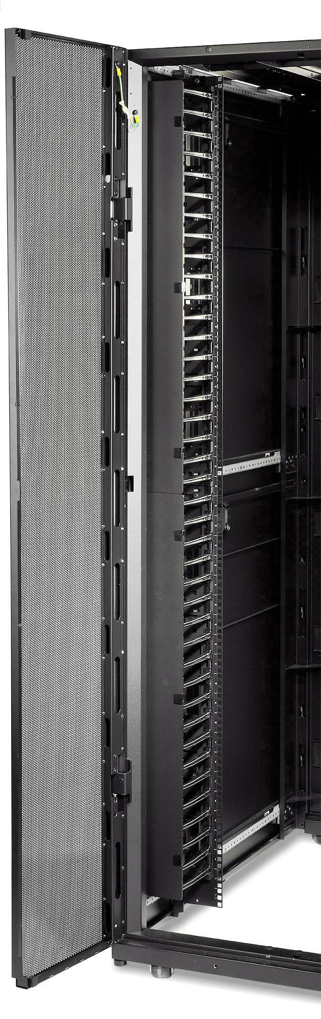Ein geöffneter Server-Schrank zeigt Regale und Einbauschienen im Inneren. Die Tür ist aus einem belüfteten Metallgitter gefertigt.