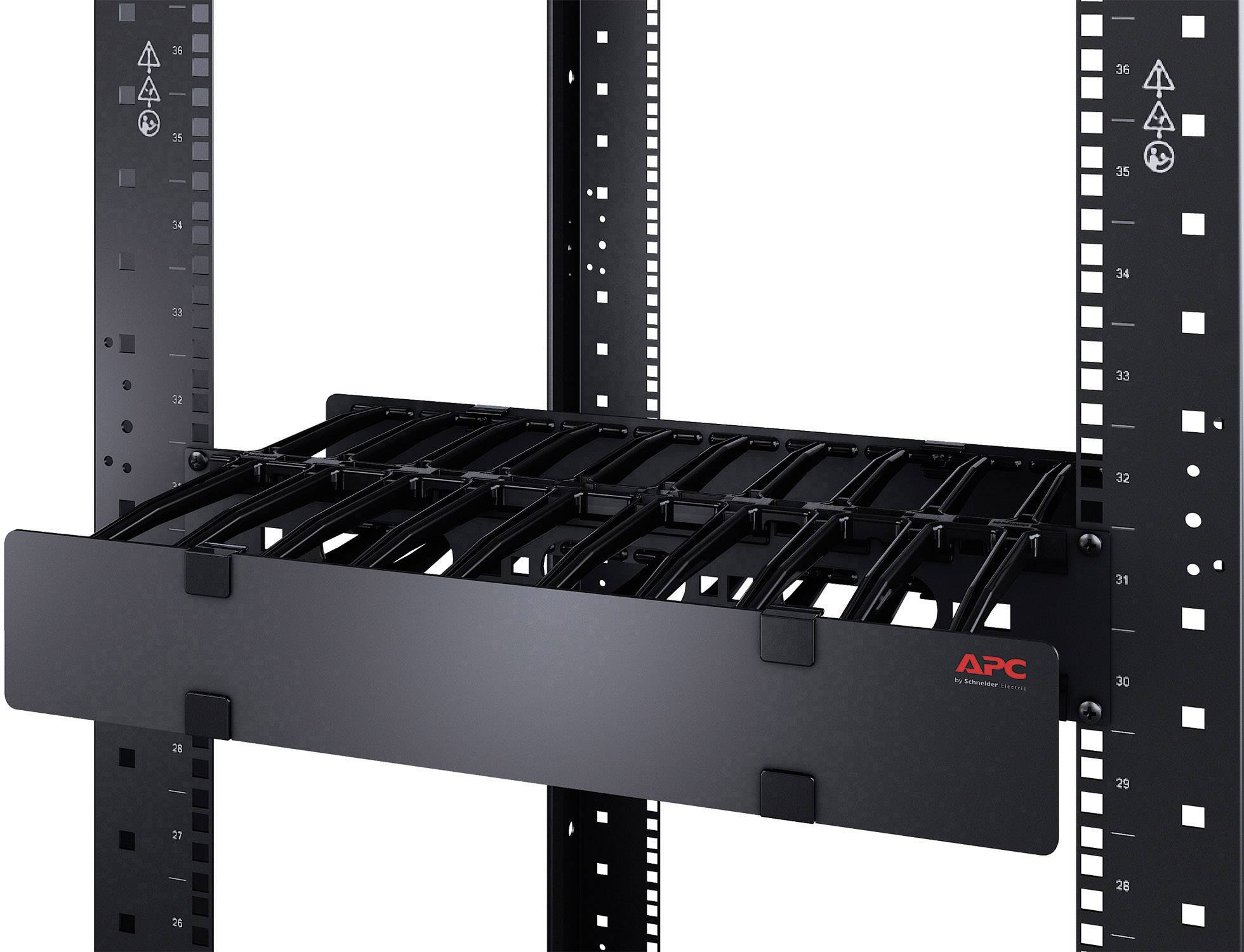 Ein schwarzes Server-Rack mit eingelegtem Kabelmanagement, das systematisch Kabel ordnet. Der Rahmen zeigt Messmarkierungen.