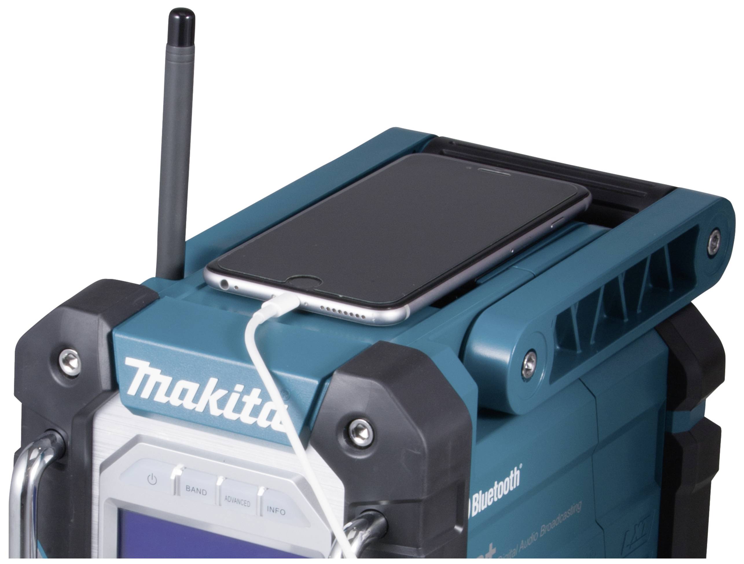 Ein tragbares Baustellenradio mit Bluetooth-Funktion und Smartphone, das oben aufgeladen wird.