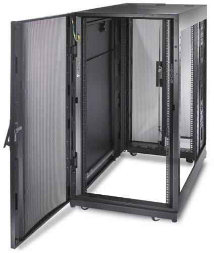 Offener schwarzer Server-Rack-Schrank mit zwei Türen. Er bietet Platz zur Installation elektronischer IT-Geräte.