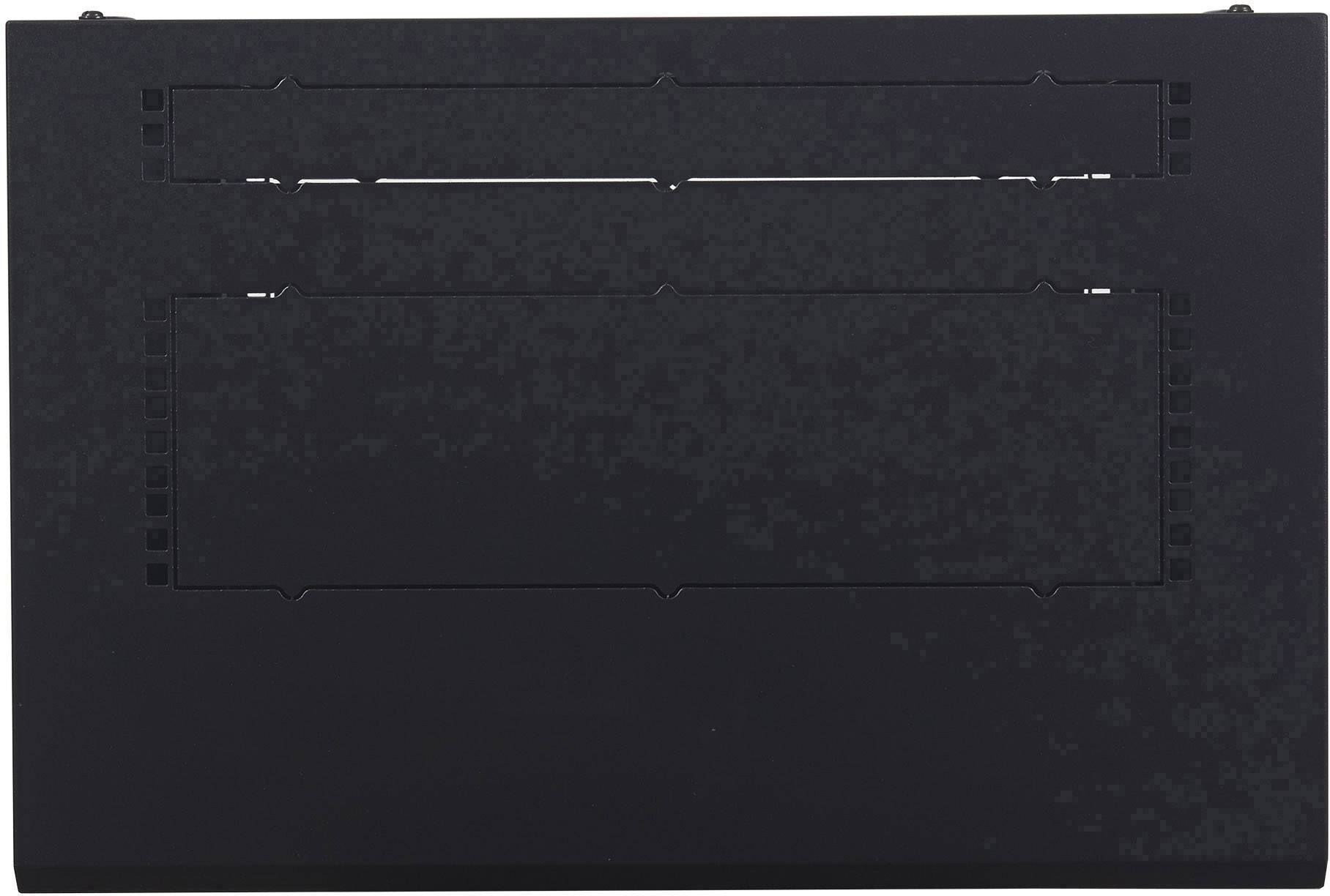 Schwarze Metalloberfläche mit rechteckigen Öffnungen und Aussparungen, möglicherweise ein Teil eines technischen oder elektronischen Gehäuses.