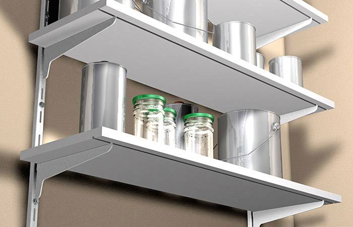 Regale mit Farb- und Glasbehältern, an einer Wand montiert. Obere Regalböden mit Metall- und Glascontainern für Aufbewahrung.